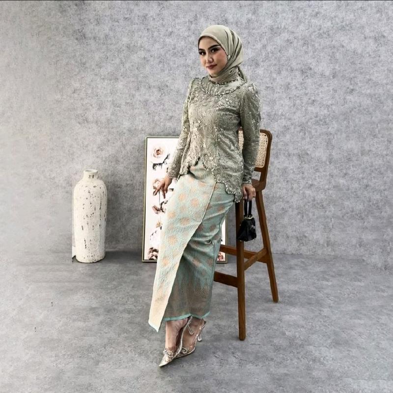 Debatik - Setelan Kebaya Batik Couple Kemeja Lengan Panjang Batik Katun Prada Atasan Kebaya Brukat Premium Lapis Furing Full Payet Mewah Simple Kebaya Kondangan Outfit Lamaran 2025 Wanita Baju Pasangan Pesta Sarimbit Brokat Wisuda Celana Polos Keluarga 1
