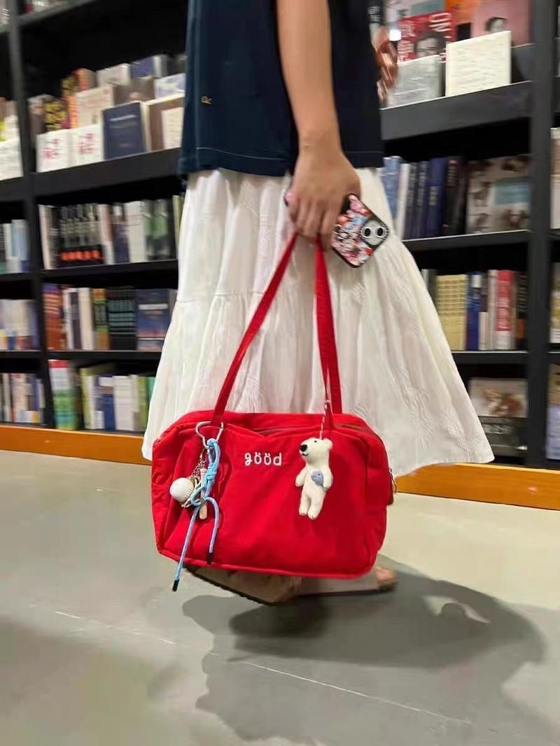 Product Introduction of Túi Kẹp Nách, Phong Cách Hàn Quốc, Thêu Chữ Đơn Giản, Phong Cách Thường Ngày Chất Liệu Nylon Màu Đỏ, Thời Trang, Thích Hợp Cho Nữ, Phong Cách Preppy, Dung Lượng Lớn, Túi Đeo Vai Đi Lại 13