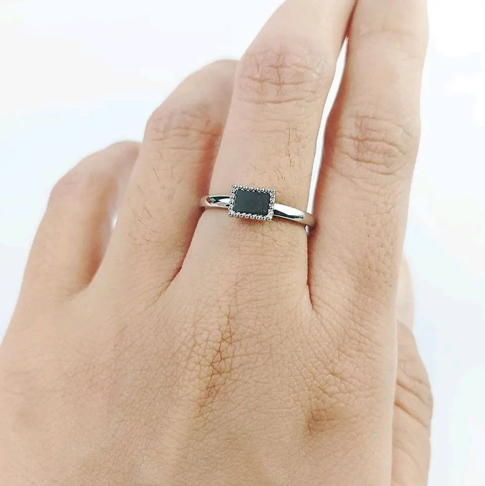 Cincin Titanium model kotak  hitam warna silver  | Mutiara Lombok Asli