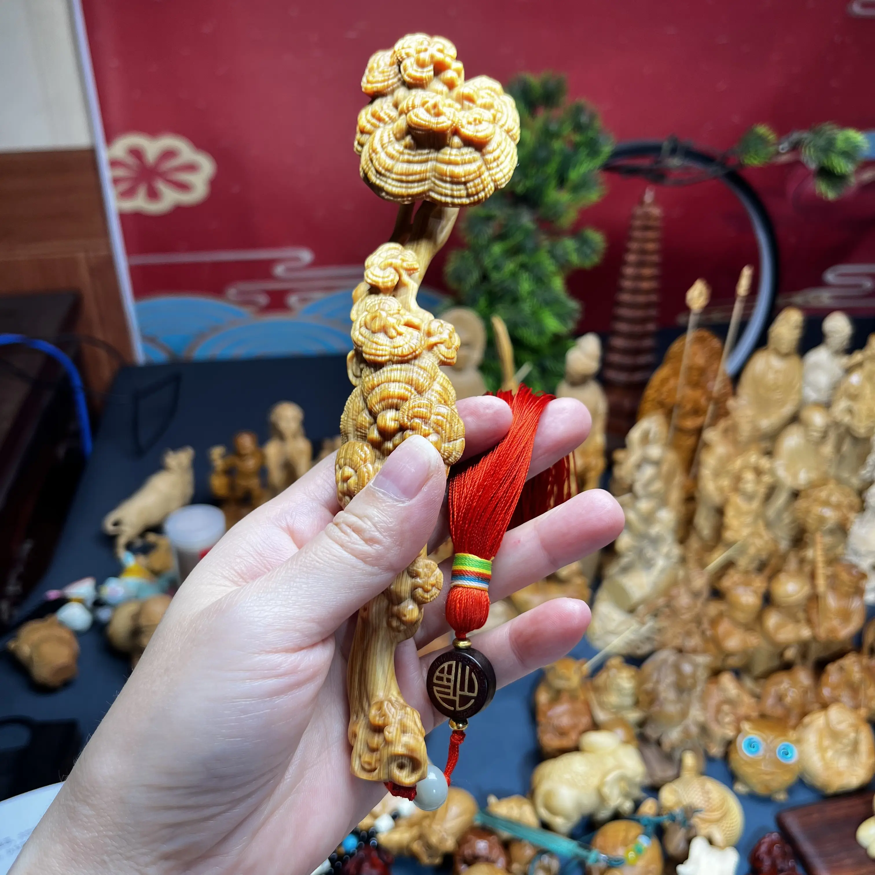 Cliff cypress wood ganoderma ruyi hand put a piece of arts and crafts