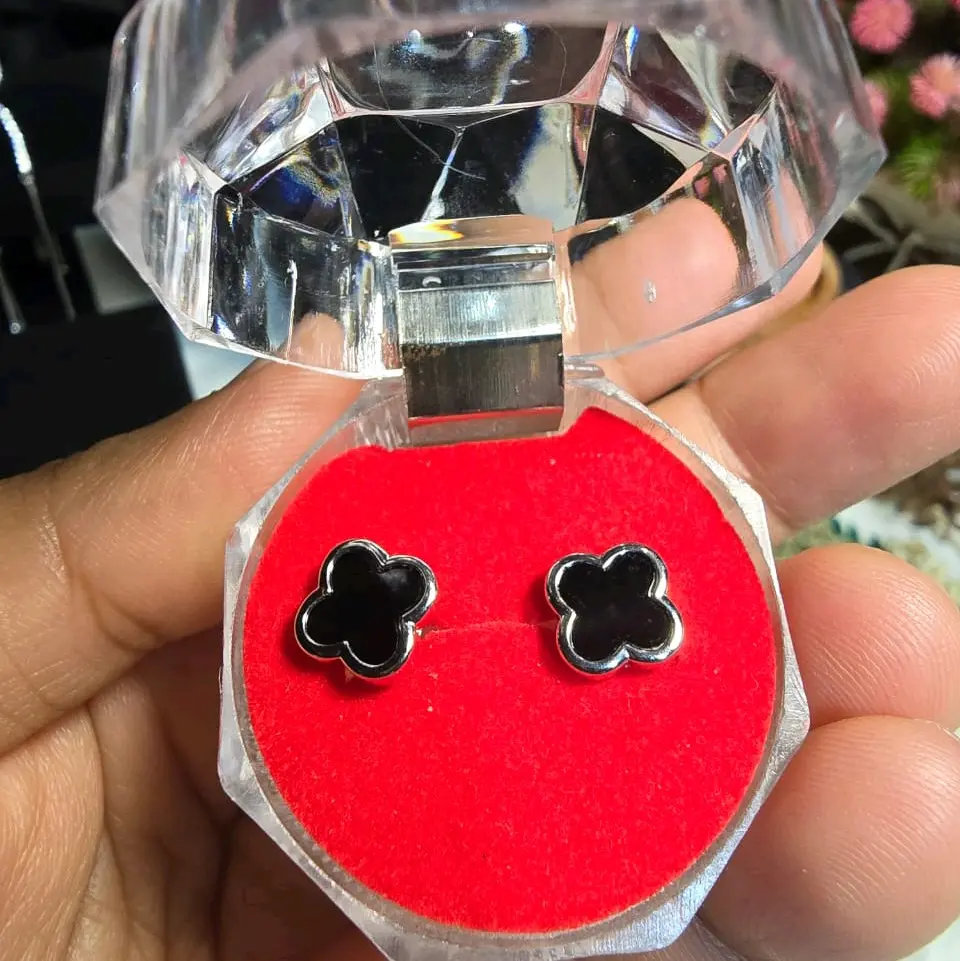 Anting Wanita Perak Bentuk Daun Semanggi Warna Hitam
