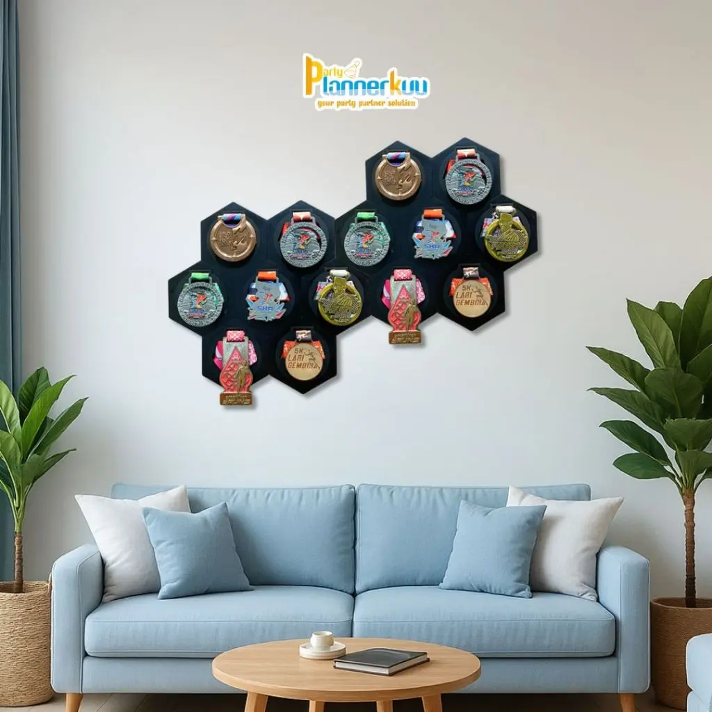 Partyplannerkuu Tempat Medali Tempel Hexagon 1pcs – Rak Display Medali Estetik Plywood 12x14 cm