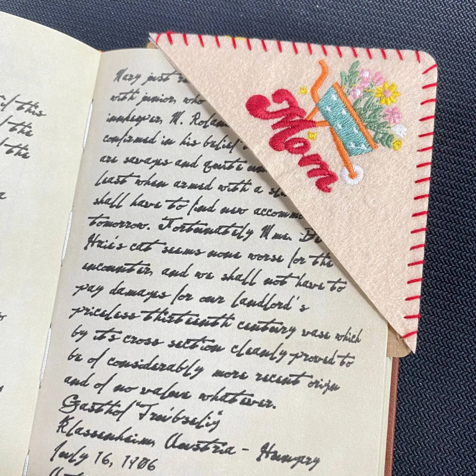 Hand Embroidered Corner Bookmark, 1 Count Felt Triangle Page Patchwork Corner Bookmark, Stitched Corner Bookmark, Gift for Book Lovers