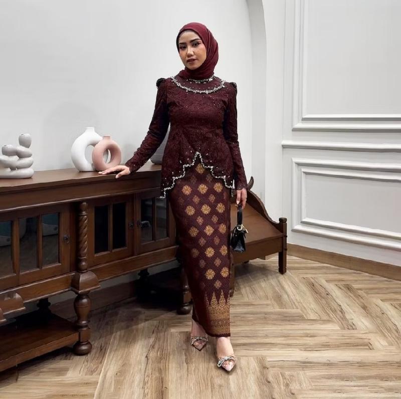Product Introduction of Debatik - Setelan Kebaya Batik Couple Kemeja Lengan Panjang Batik Katun Prada Atasan Kebaya Brukat Premium Lapis Furing Full Payet Mewah Simple Kebaya Kondangan Outfit Lamaran 2025 Wanita Baju Pasangan Pesta Sarimbit Brokat Wisuda Celana Polos Keluarga 2