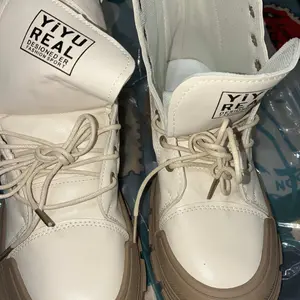 PINKEY P023 Sepatu Sneakers Boots Wanita Putih Berkualitas Tinggi dengan Heels 5cm Shoes