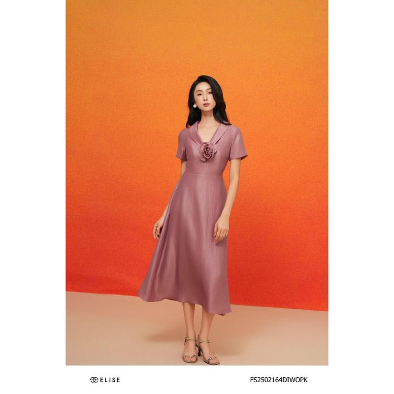 Đầm tafta lụa hồng đỗ cổ V lật cài hoa thiết kế Elise mã sản phẩm FS2502164DIWOPK