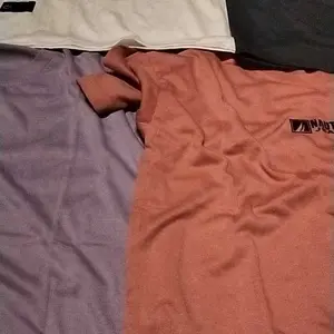 MOTIF SIMPLE PAKET 4PCS KAOS DISTRO PRIA SEMI KATUN 24s MOTIF SIMPLE Size M-L-XL-XXL-XXXL // T-Shirt Casual Formal Nyaman Keren Baju Oblong Cowok Basic Polos