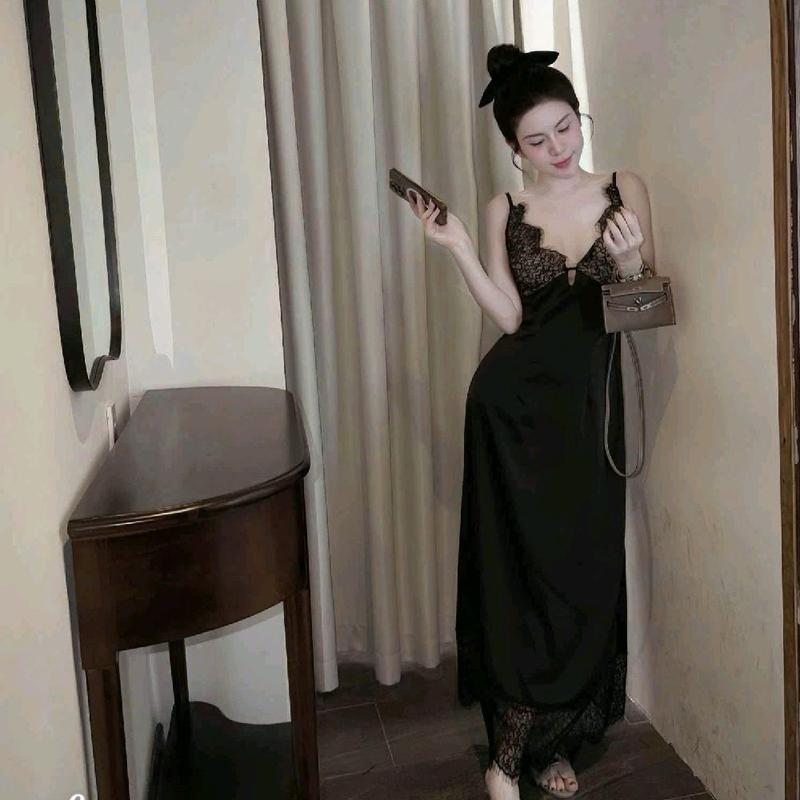 Đầm satin phối ren dáng dài