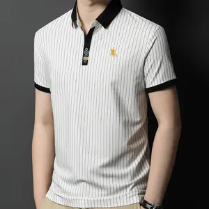 polo pria premium dari sutra es, dengan siluet halus, potongan nyaman, dan logo bordir.