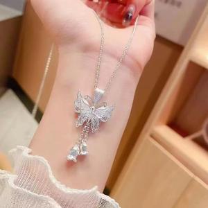 Dây chuyền hình bướm hoa linh lan mạ bạc, thiết kế độc đáo, kiểu dáng đa năng, hoàn hảo để kết hợp với áo dài Việt Nam, trang sức thanh lịch dành cho nữ.