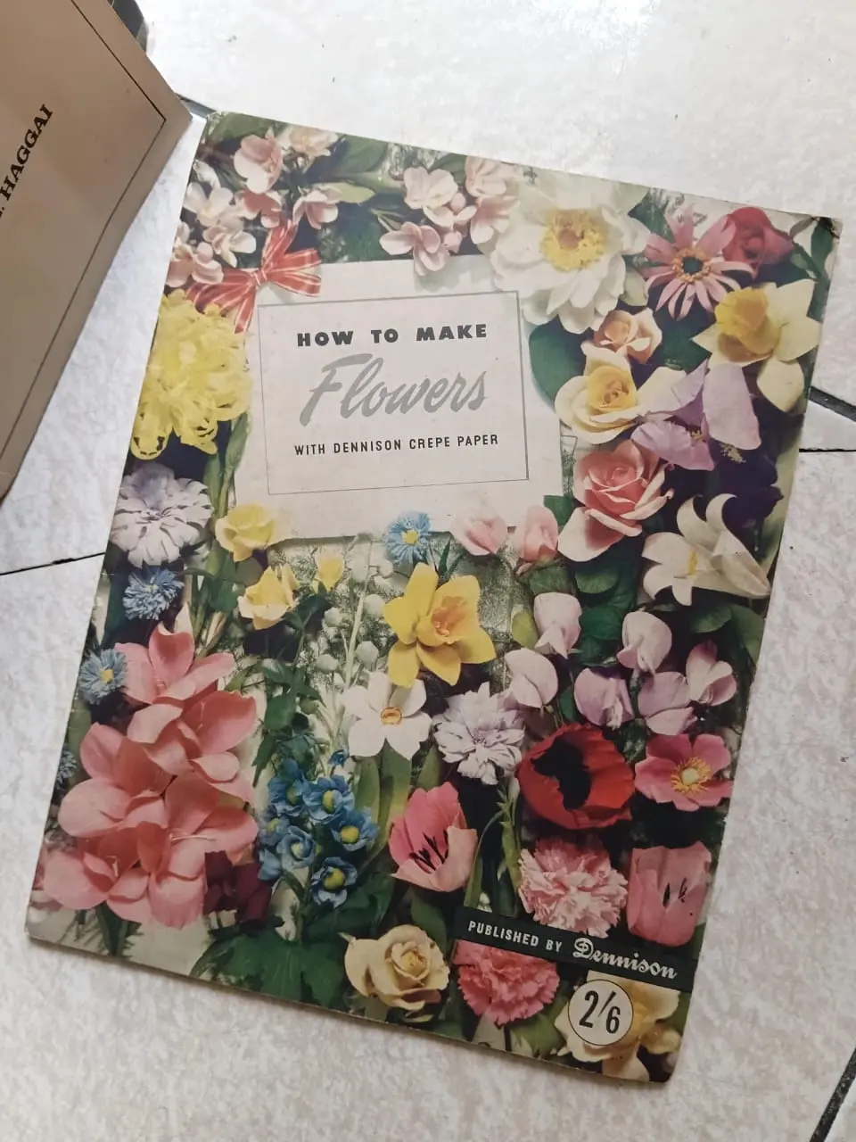 Buku Hobi Jadul/Lawas HOW TO MAKE FLOWERS with Dennison Crepe Paper. Bahasa Inggris