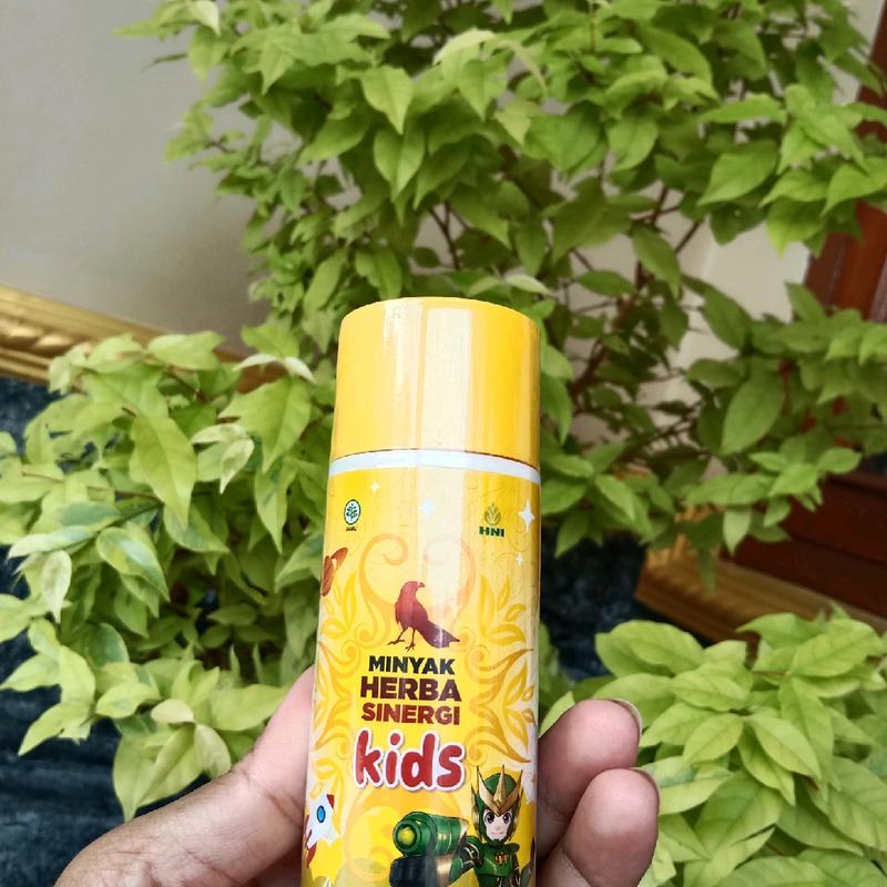 MINYAK HERBA SINERGI KIDS  ** KHASIAT ** Sebagai minyak gosok maupun minyak urut. Membantu meredakan perut kembung anak. Membantu memberikan rasa hangat pada tubuh. Membantu menghindarkan dari gigitan nyamuk 1