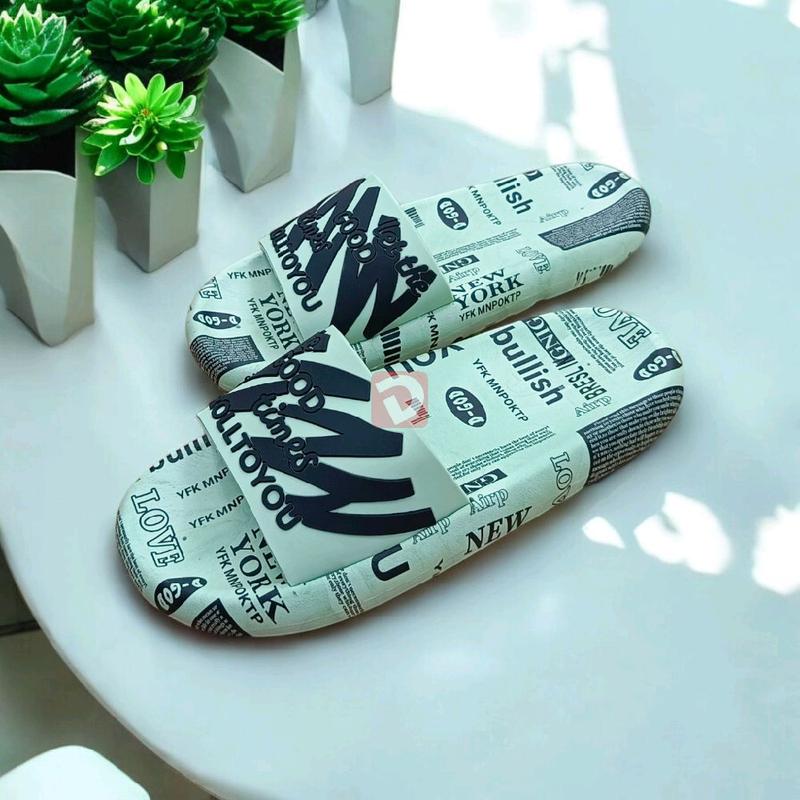 [Bisa COD] Sandal Selop Bercorak Tulisan Motif Anti Slip Breslin P2228 Shoes Sendal Karet Pria Wanita 2