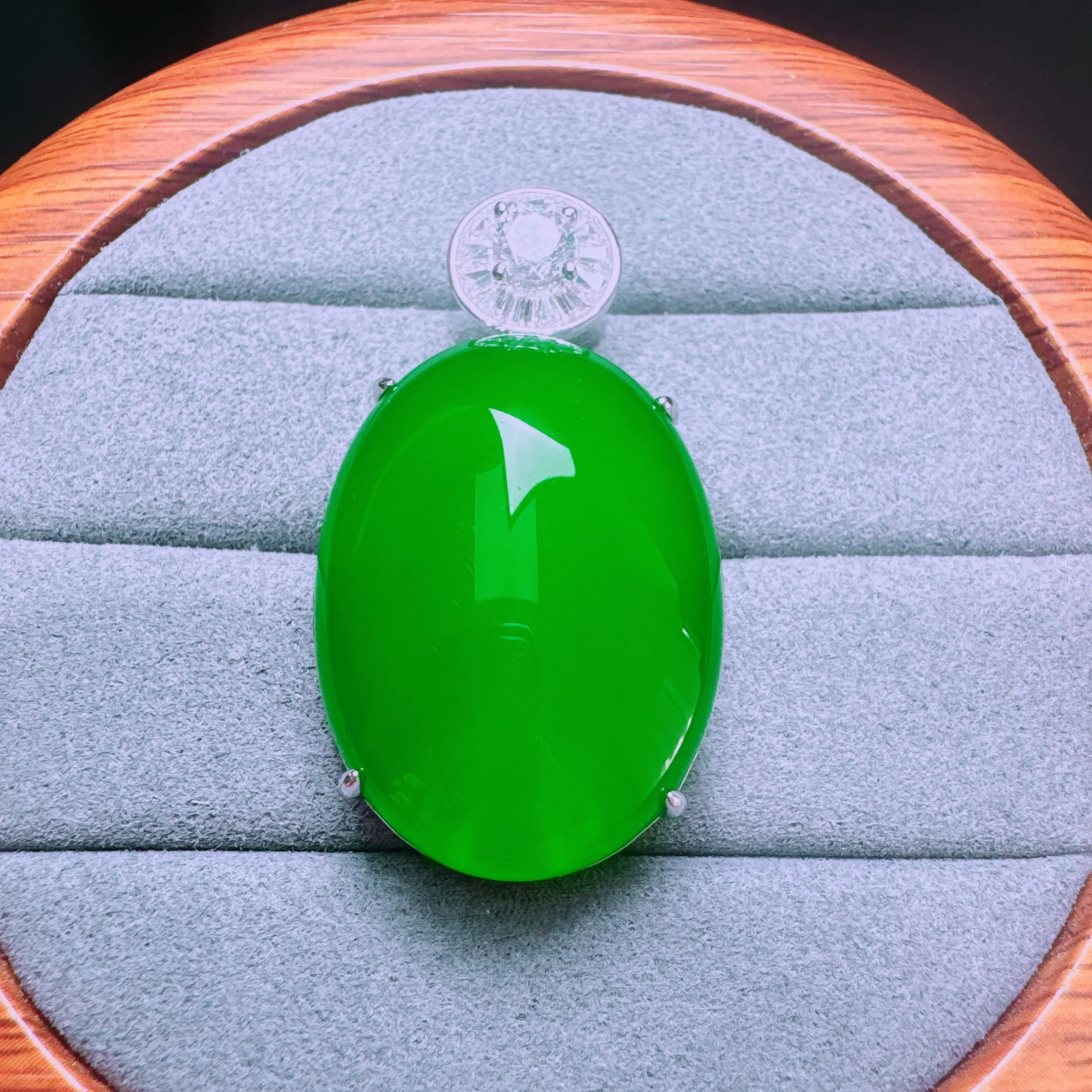 Natural jade, high ice, full green, emerald color, spicy color, simple inlaid style, high quality, agate chalcedony, Egg noodle pendant