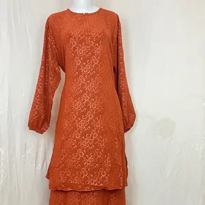 Malay Embos Dress dengan Desain Elegan dan Warna Merah Marun Cocok untuk Acara Formal dan Santai