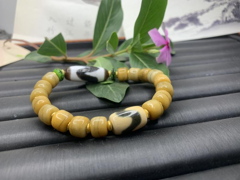 Product Introduction of Fashionable jewelry, Tibetan Dzi beads. Blessings and empowerment from the snowy plateau.11588 They have been empowered and blessed in the temple. 7