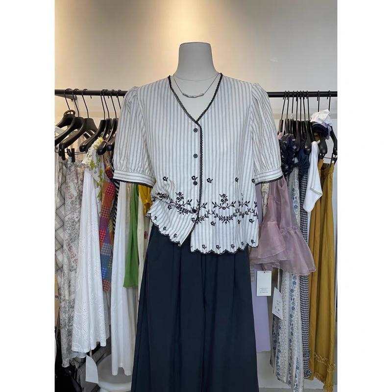 Áo sơmi kẻ sọc cổ V phối hoạ tiết thêu hoa nữ tính chất thô lụa mềm mát QCCC Nữ Top