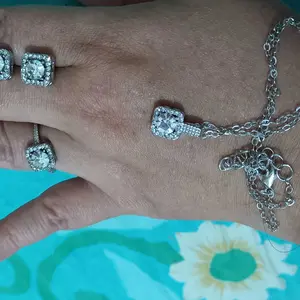 Satu set elegan dan mewah berisi 3 buah perhiasan, terdiri dari kalung, anting, dan cincin bertabur berlian dan zirkon.