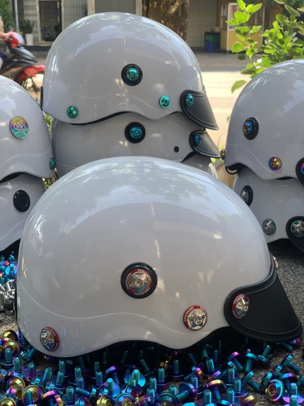 1 Mũ bảo hiểm thời trang đính salaza Long đền đỏ xanh và titan đa sắc lục bảo