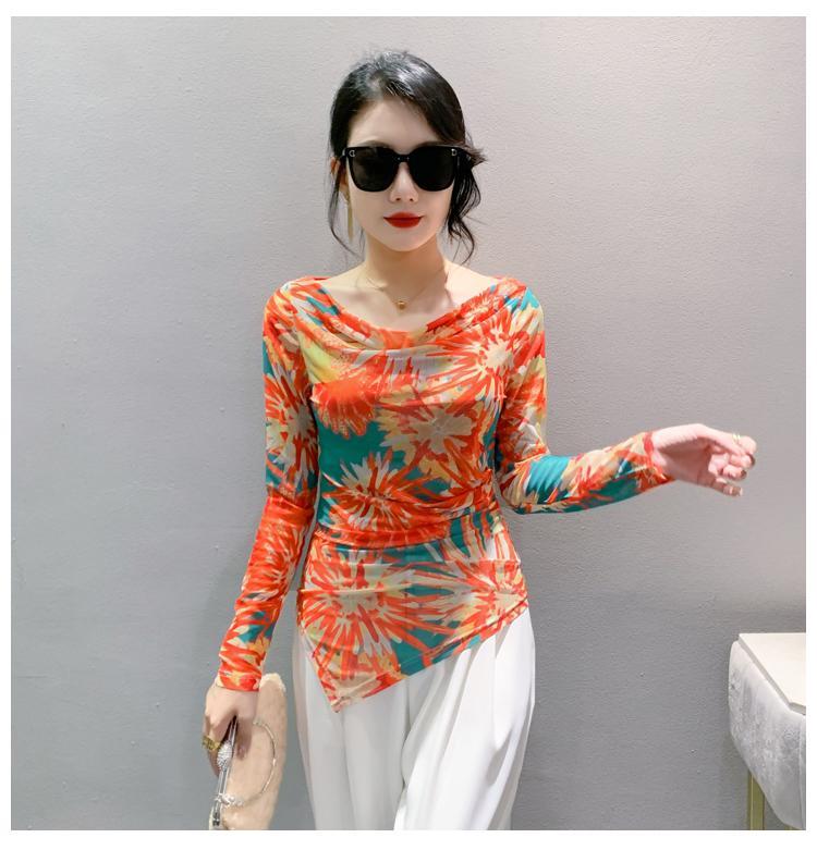 Product Introduction of DL 2025 Early Autumn Long Sleeve Printed T-shirt New Slim Fit Style Regular Pullover V-neck Top Europe and America 17