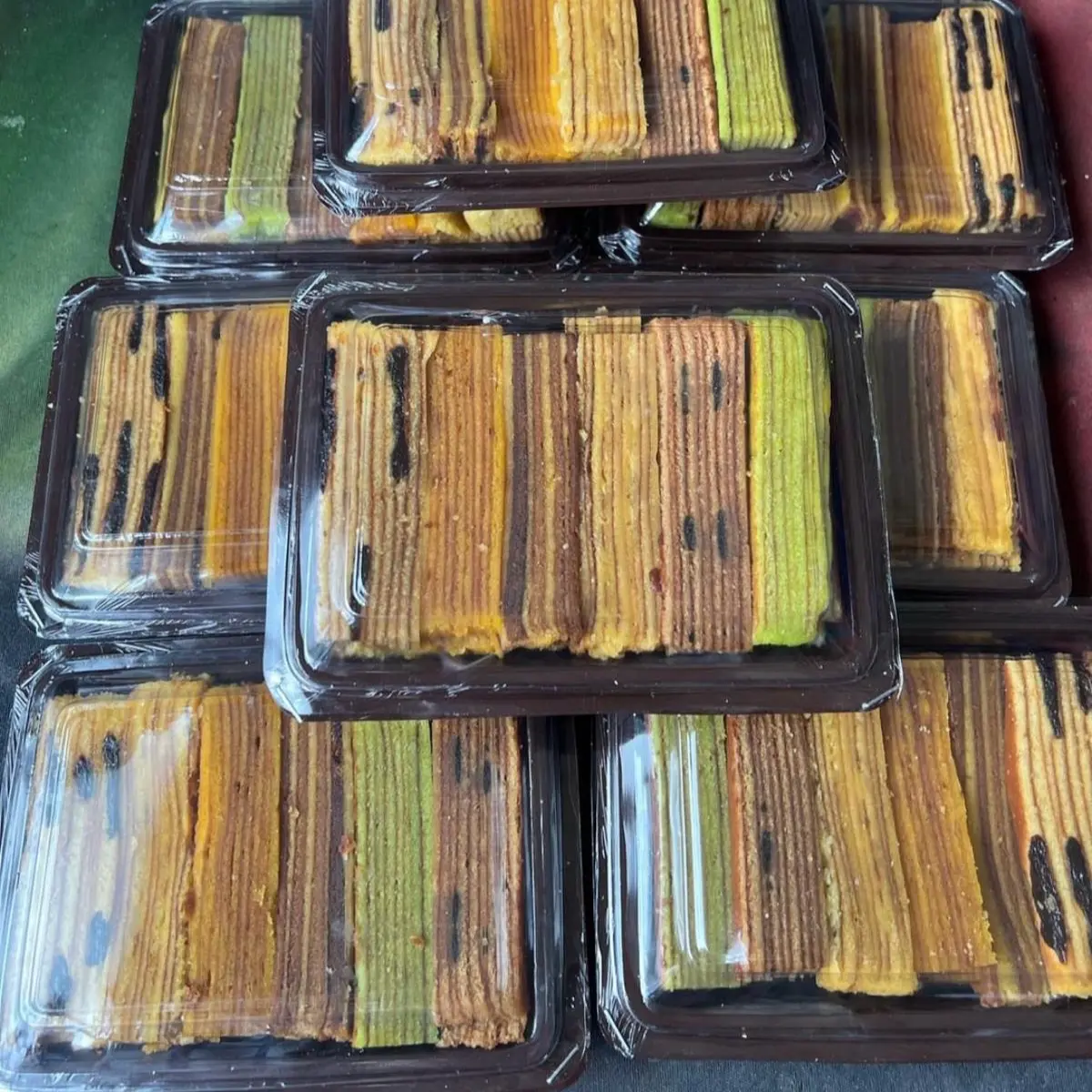 Potongan pinggiran 6 rasa (pandan, prunes, sukade, keju, premium, mocca)