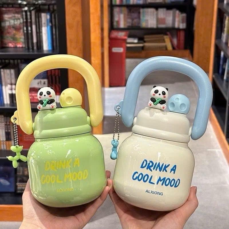 Bình giữ nhiệt có ống hút 680ml inox 316 in hoạ tiết Chữ có lõi lọc trà ,có quai xách tiện lợi và nút bịt gấu trúc