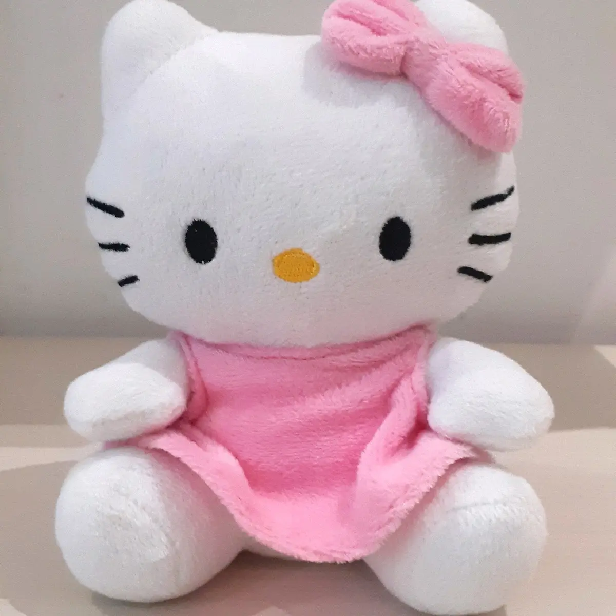 BONEKA KARAKTER HELLO KITTY UKURAN JUMBO 30 CM