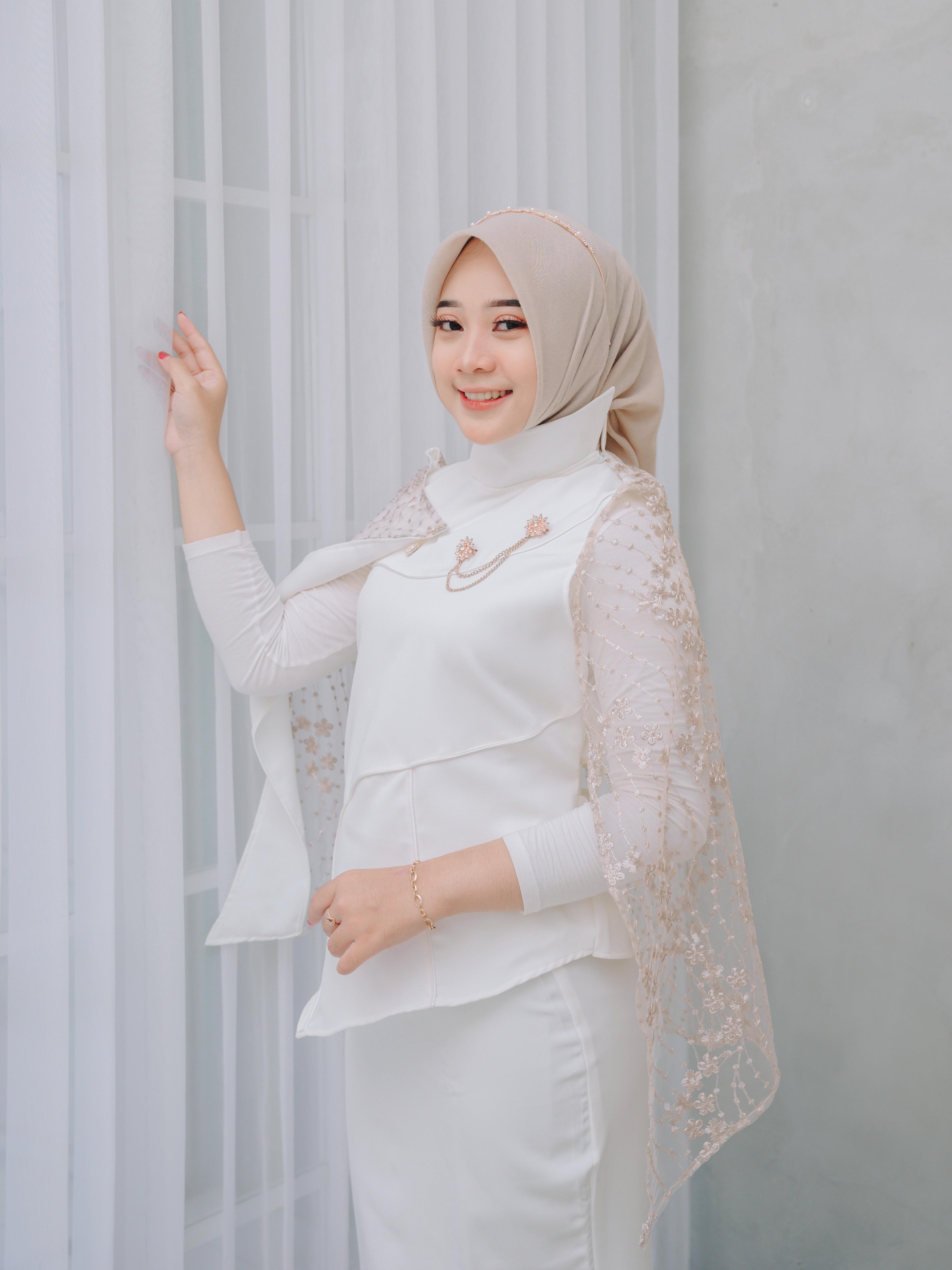 KRATHEIA VEST Elegan Semi Wool Premium