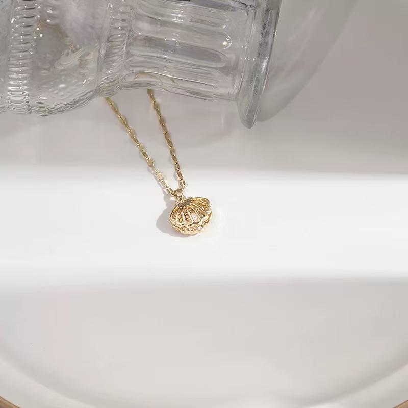 Product Introduction of LIVIA - New Light Luxury Hollow Shell Pendant Necklace   French Luxury Pearl Fashion Versatile Clavicle Chain 6