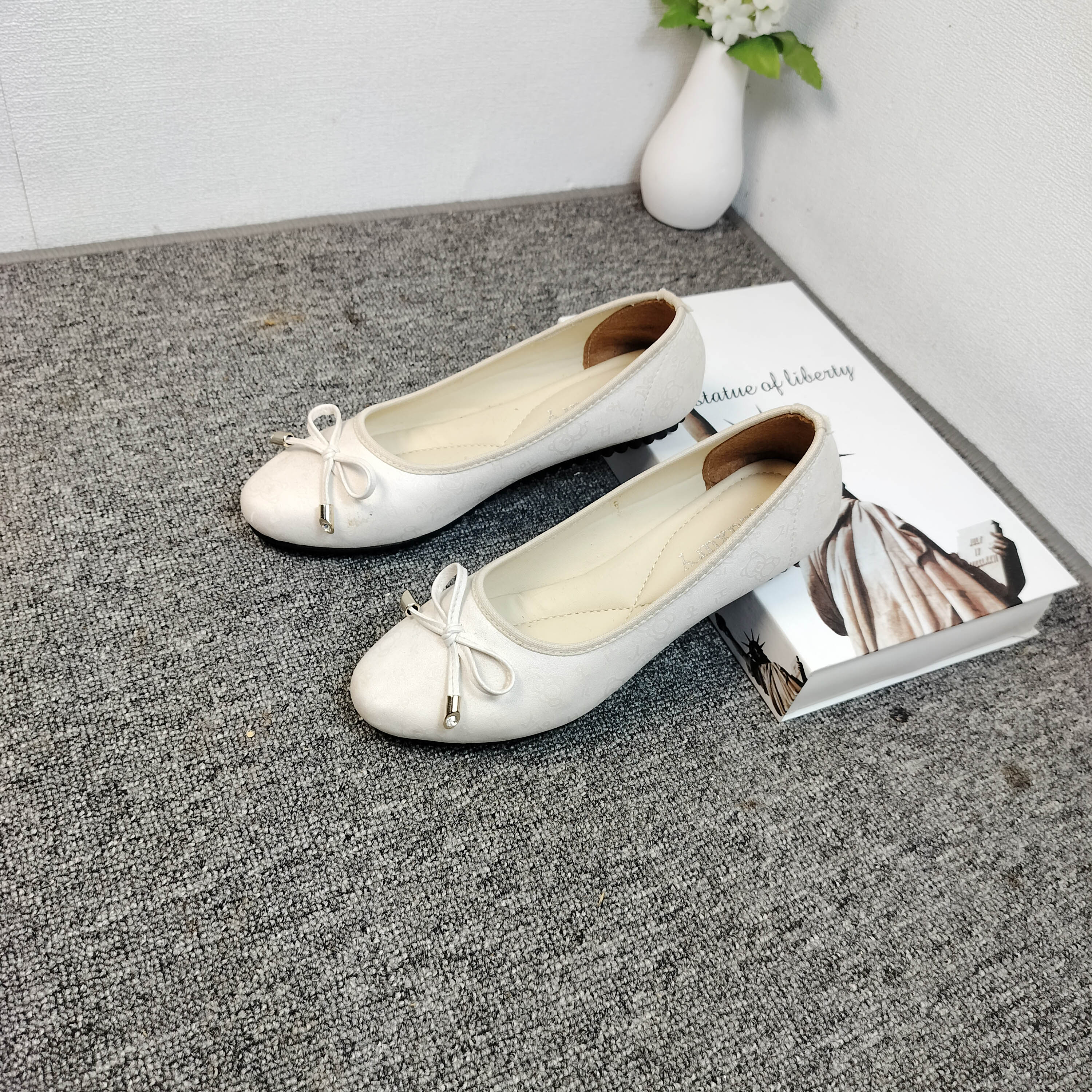 Sepatu Wanita Flatshoes Motif Labubu Variasi Tali Pita Permata Super Empuk