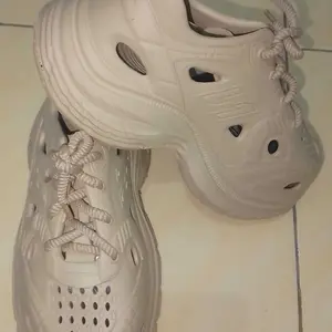 Sepatu Olahraga Pria dan Wanita 34-45 Kets Luar Ruangan Bahan Karet EVA Elastis Empuk Antislip