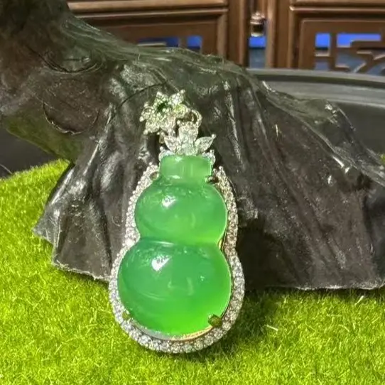 Exquisite natural jade gourd