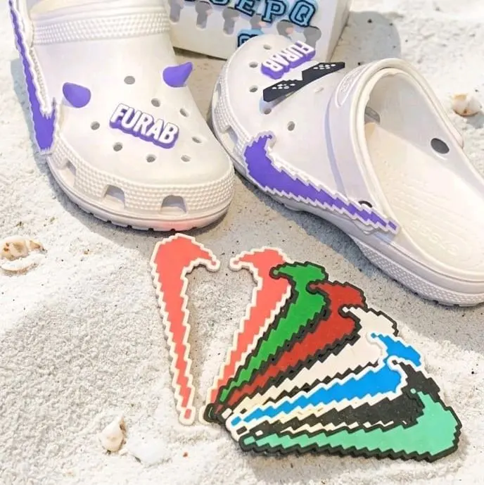 Jibbitz Pixel Rainbow Keren Terbaru 1 Pasang 2 Pcs untuk Crocs dengan Desain Warna-warni dan Unik