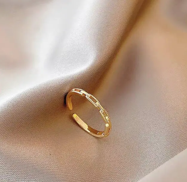 Cincin dengan model rantai simple titanium berlapis emas 18k anti luntur bisa di adjust