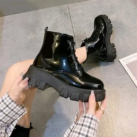 Sepatu Wanita Boots Kulit Sintetis Korea Style - Tahan Lama dan Mudah Dibersihkan - Hitam, Karet, Shoes