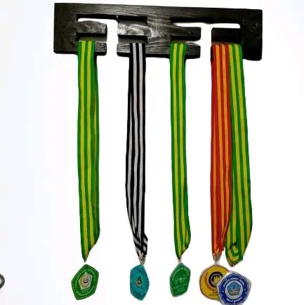 Hanger Medali Jati Belanda Gantungan Vernis Natural 40cm untuk 16 Medali