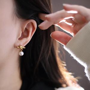 Bông tai ngọc trai màu xám kiểu dáng châu Âu và Mỹ, làm từ thép không gỉ, mạ vàng chân không, màu vàng trắng