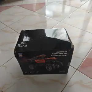 Mobil Mainan 1:18 Remote Control Off-Road Penggerak Dua Roda Mobil Pendakian Paduan Kuat RC Rock Crawler Mobil RC Resistensi Jatuh Dengan Lampu  Spray