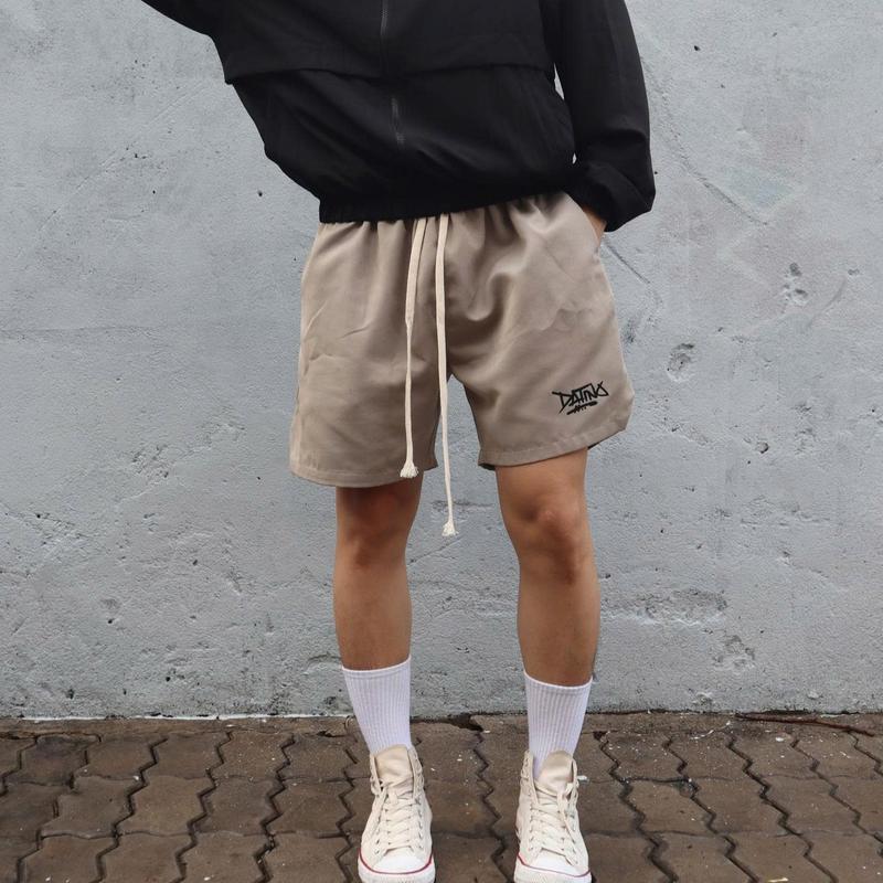 Quần short kaki nam nữ DATINO Graffiti in nổi cao thành form rộng chống nhăn bền màu, mặc trên gối.