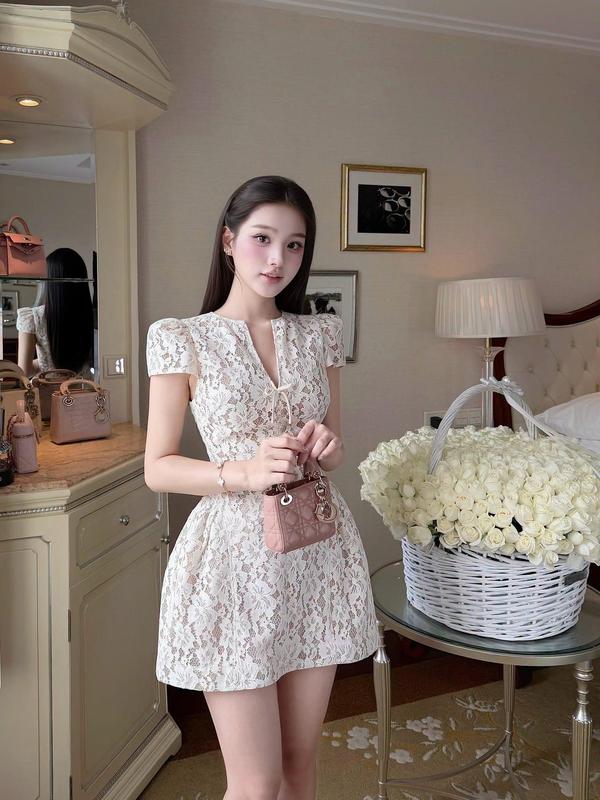 Đầm ren trắng tay phồng cổ V thắt nơ nữ tính - Claire Dress