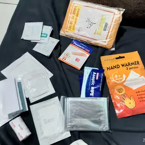 Paket Survival Anti Hipotermia: Selimut Tahan Dingin, Penghangat Tangan, Jas Hujan, dan First Aid Kit Camping Gunung