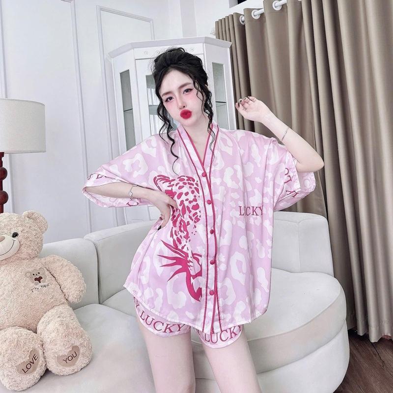 Đồ bộ quần đùi , áo cánh dơi , lụa latin có bigsize từ 60 đến 90kg in hoạ tiết con cọp màu hồng sang trọng