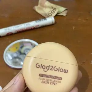 [New Mini 15g] Glad2Glow Skin Tint Flawless Blurrin MINI SIZE 15g- Foundation Ringan Mengandung Squalane Melembabkan Skin Barrier Coverage Medium Buildable Menyamarkan Pori Pori Hasil Akhir Natural Soft Matte Oil Control Tahan Lama Seharian