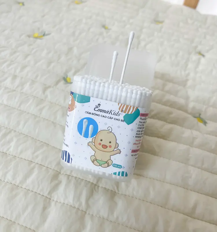 Tăm Bông Cao Cấp Cho Bé Emmakids 2 Đầu Tiện Lợi - Hộp 200 Que và 400 Quen Thân Giấy An Toàn Cho Bé 2