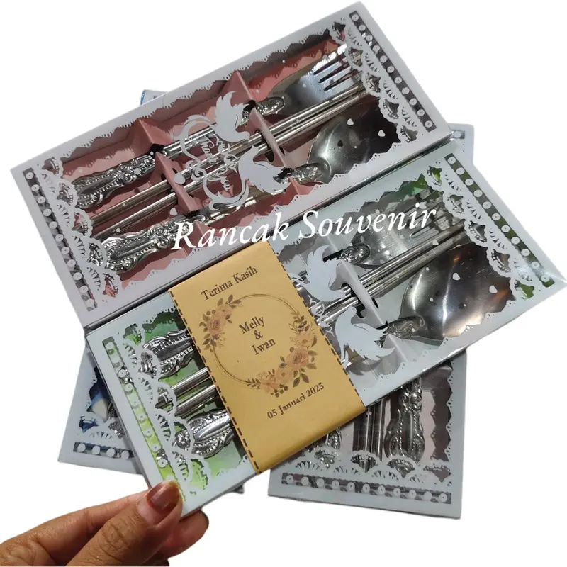 Isi 50 Set Souvenir Sendok Garpu Sumpit Stainless Wayang Kemasan Box Mika + Kartu Ucapan Coklat Request Nama Warna Cantik souvenir Pernikahan Ulang tahun Hadiah 4