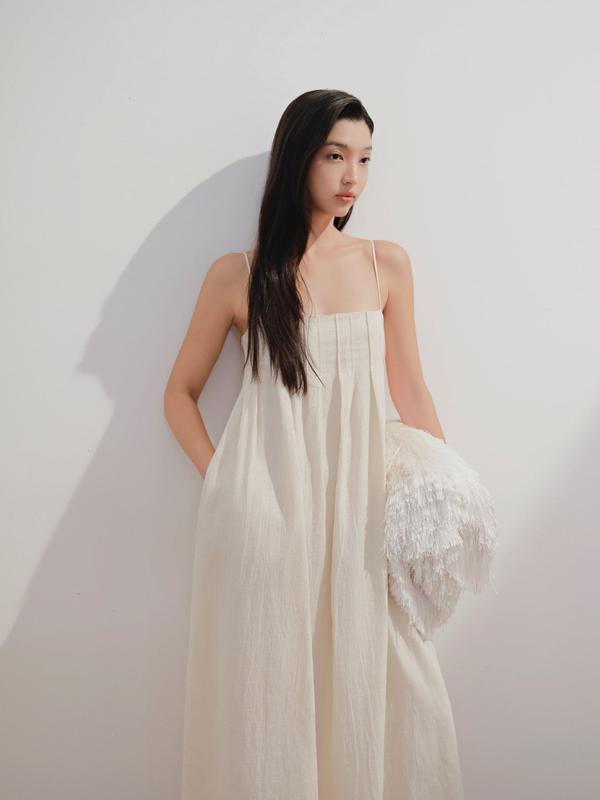 Đầm maxi hai dây dáng suông xếp ly ngực thanh lịch nhẹ nhàng Vesper phù hợp đi chơi đi biển OLV