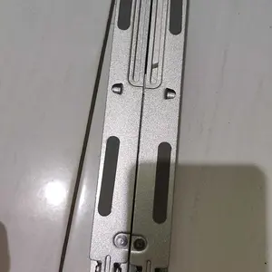 Rak laptop lipat aluminium 18 inci dengan fungsi pendinginan, dapat dilipat dan sudutnya dapat disesuaikan: cocok untuk pelajar dan pekerja jarak jauh yang bekerja dari rumah — memiliki kapasitas beban yang kuat dan dilengkapi dengan sistem pendinginan.
