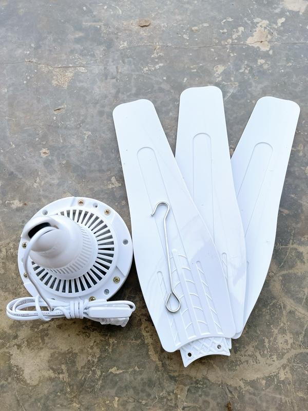 Product Introduction of Quạt trần mini 3 cánh 1050(tặng kèm móc treo) 0