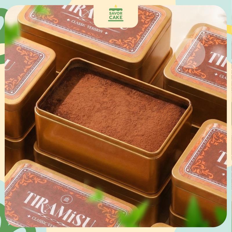   SAVOR CAKE  - TẶNG QUE CẮM HPBD - CHỈ GIAO HCM   Bánh hộp thiếc Tiramisu Classic size lớn 330g - Socola thượng hạng mascarpone chuẩn Ý - Thiết kế sang trọng - Quà Tặng Lý Tưởng 