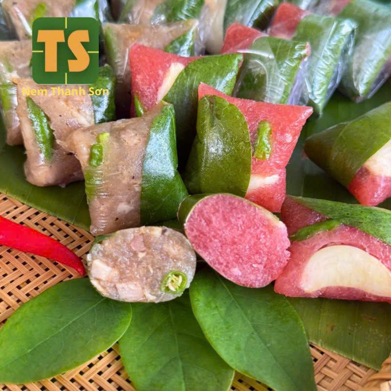 [ LOẠI ĐẶC BIỆT]- [Không hợp vị Bắc Trung] Nem chua và Nem bì thịt- Có lá, tỏi, ớt- 1 hộp 10 cái- Trọng lượng 180g/hộp-OCOP 3 Sao- tặng muối tiêu